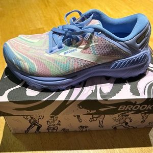 Women’s brooks sneakers